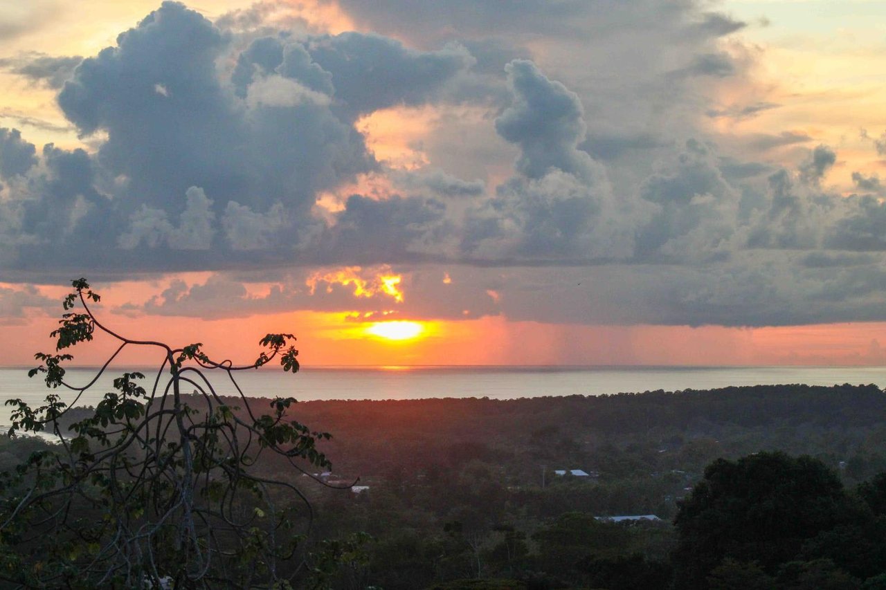 Phenomenal Ocean and Whale Tail View Lot In Uvita