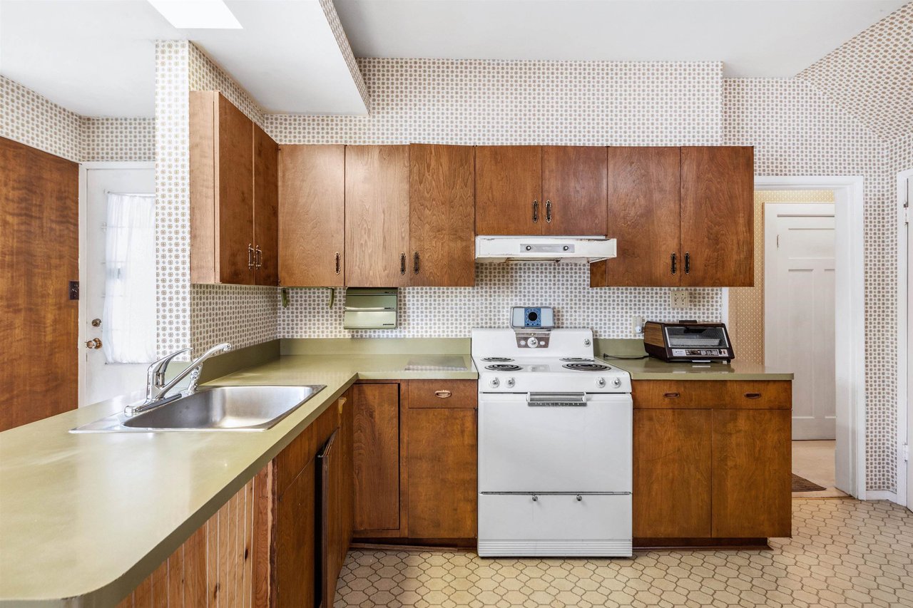 1281 W 32nd Ave