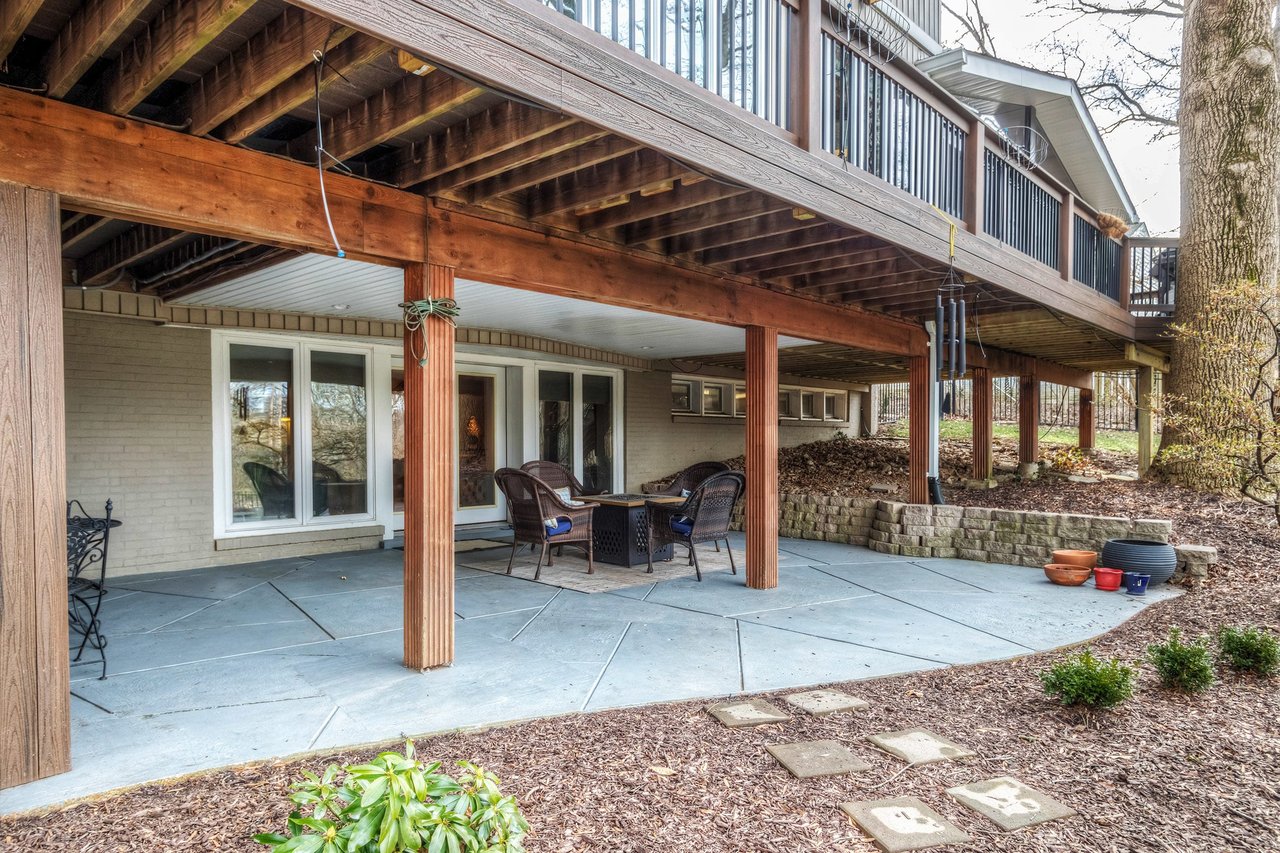Sophisticated & Stylish in Charming Ladue