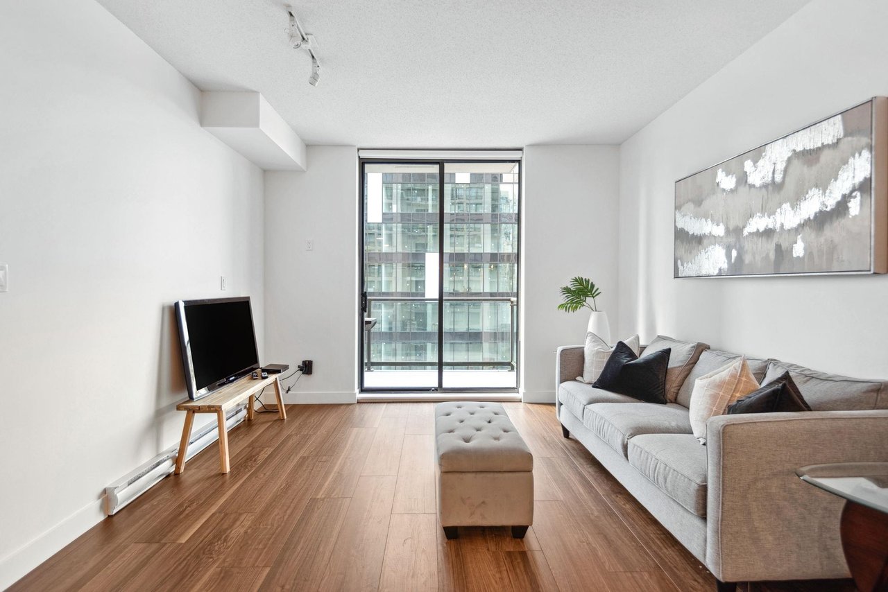 1406-2979 Glen Dr
