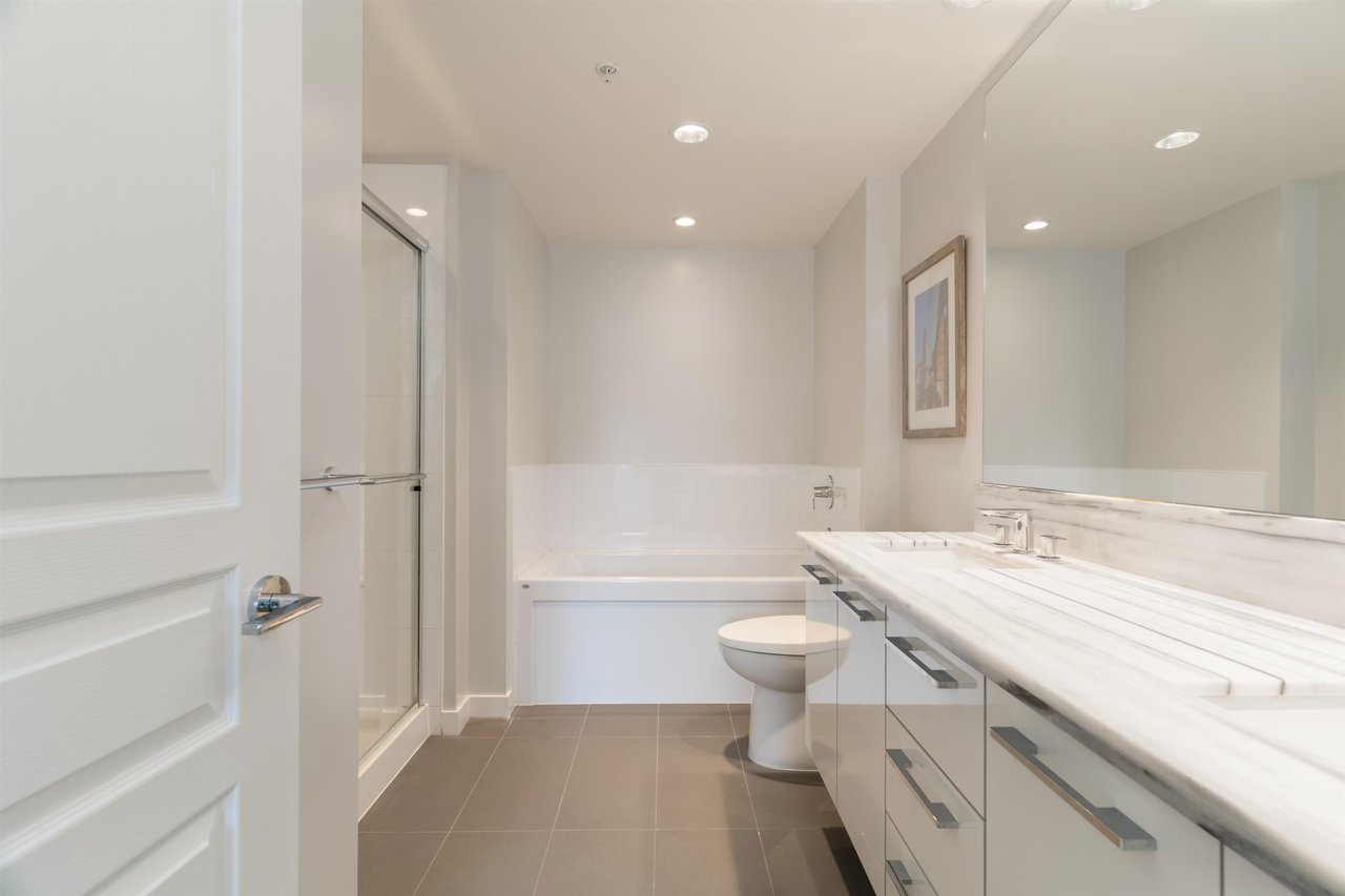 501-3093 Windsor Gate