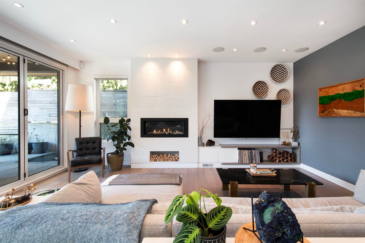 2725 Lyndene Rd