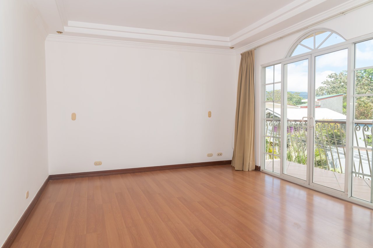 Colonial Gated Community Villa, Curridabat, San Jose