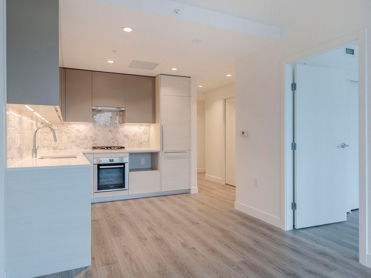 1106-8188 Fraser St