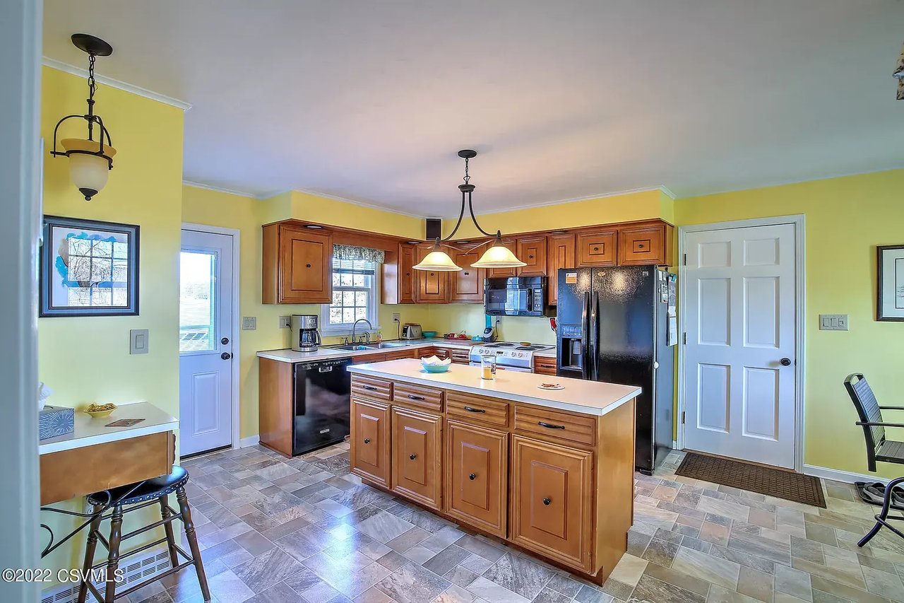 108 Hardscrabble Ln