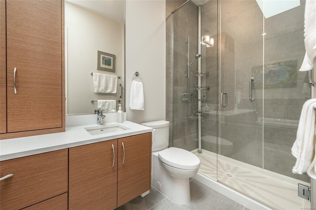 401-1765 Oak Bay Ave