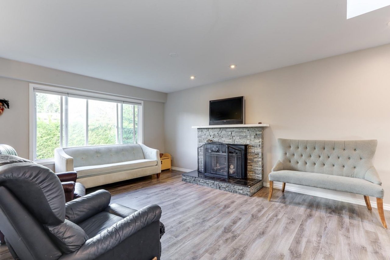 2552 Jura Cres