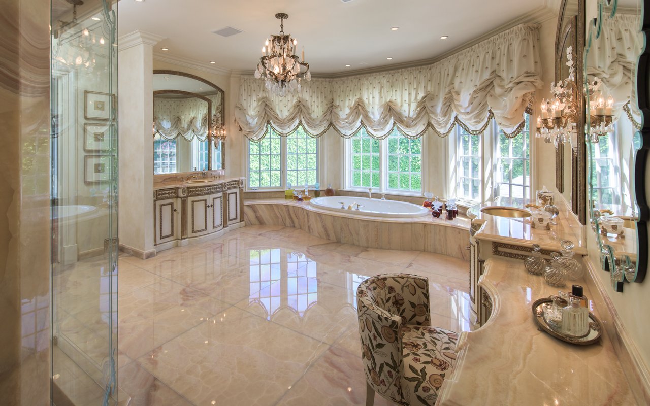 Grand Traditional Manor in Brentwood Park