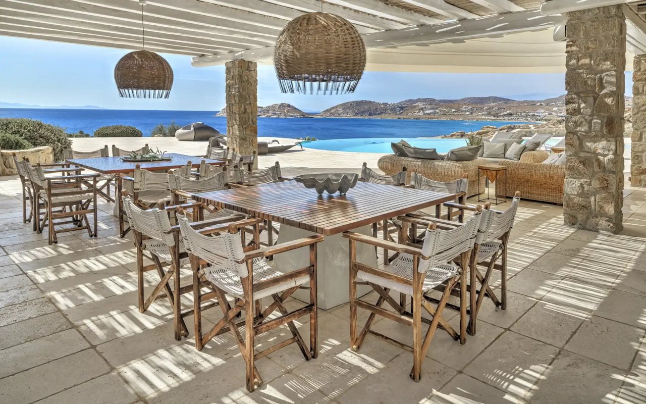 Dining Alfresco: 5 Lavish Homes for Hosting Outdoors