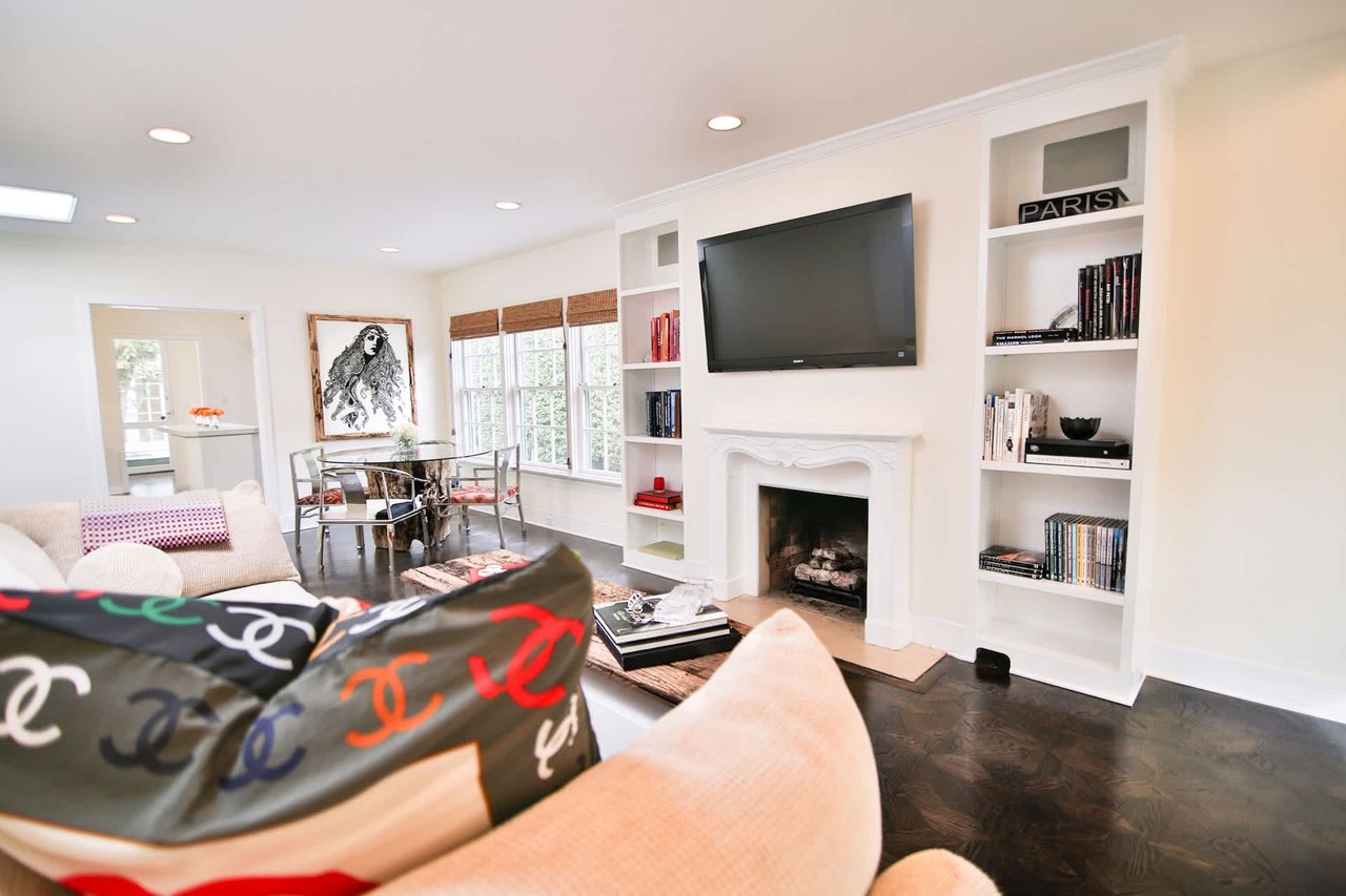 8749 Dorrington Ave