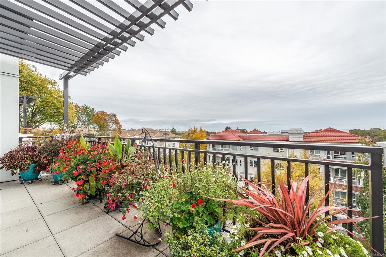 401-1765 Oak Bay Ave