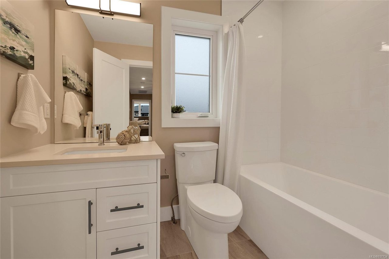 1-1048 Tillicum Rd, Esquimalt