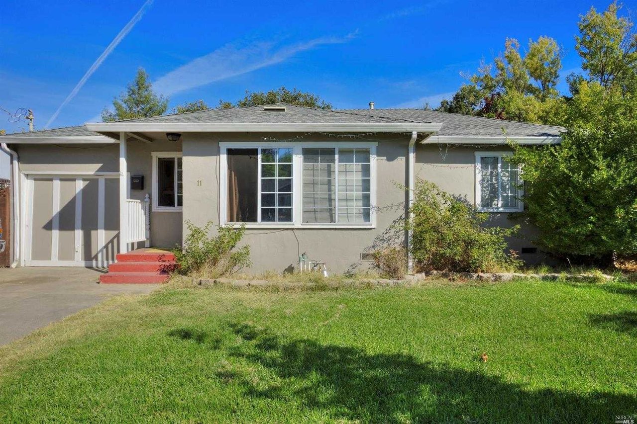 11 Joan Ave