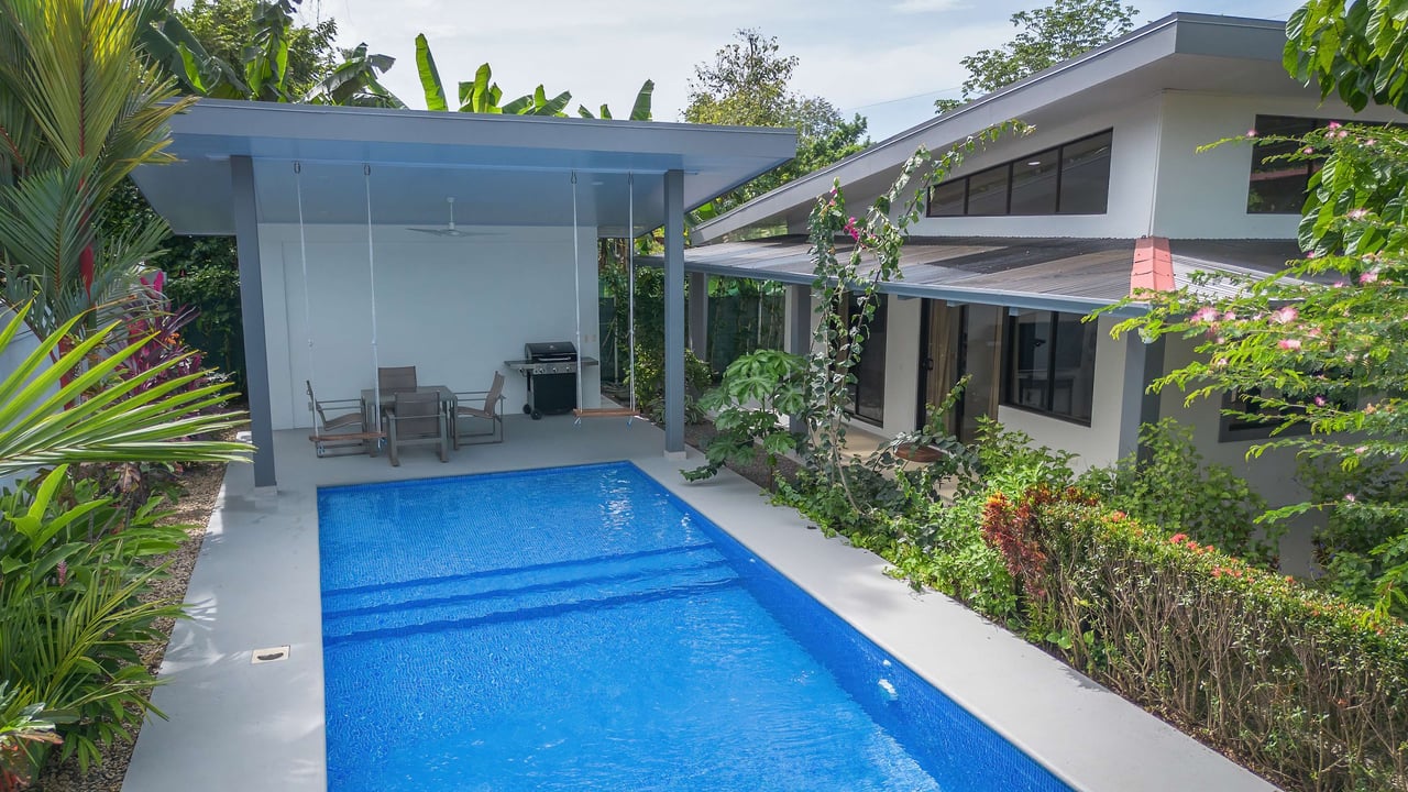 Modern 3 bed, 2 bath Villa Just minutes to the Beach!