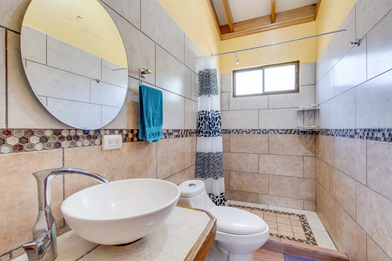 A highly-rated and high-occupancy resort with a hotel, cabins, on-site restaurant and a pool an easy 5-minute walk from PLAYA UVITA and Marino Ballena National Park!