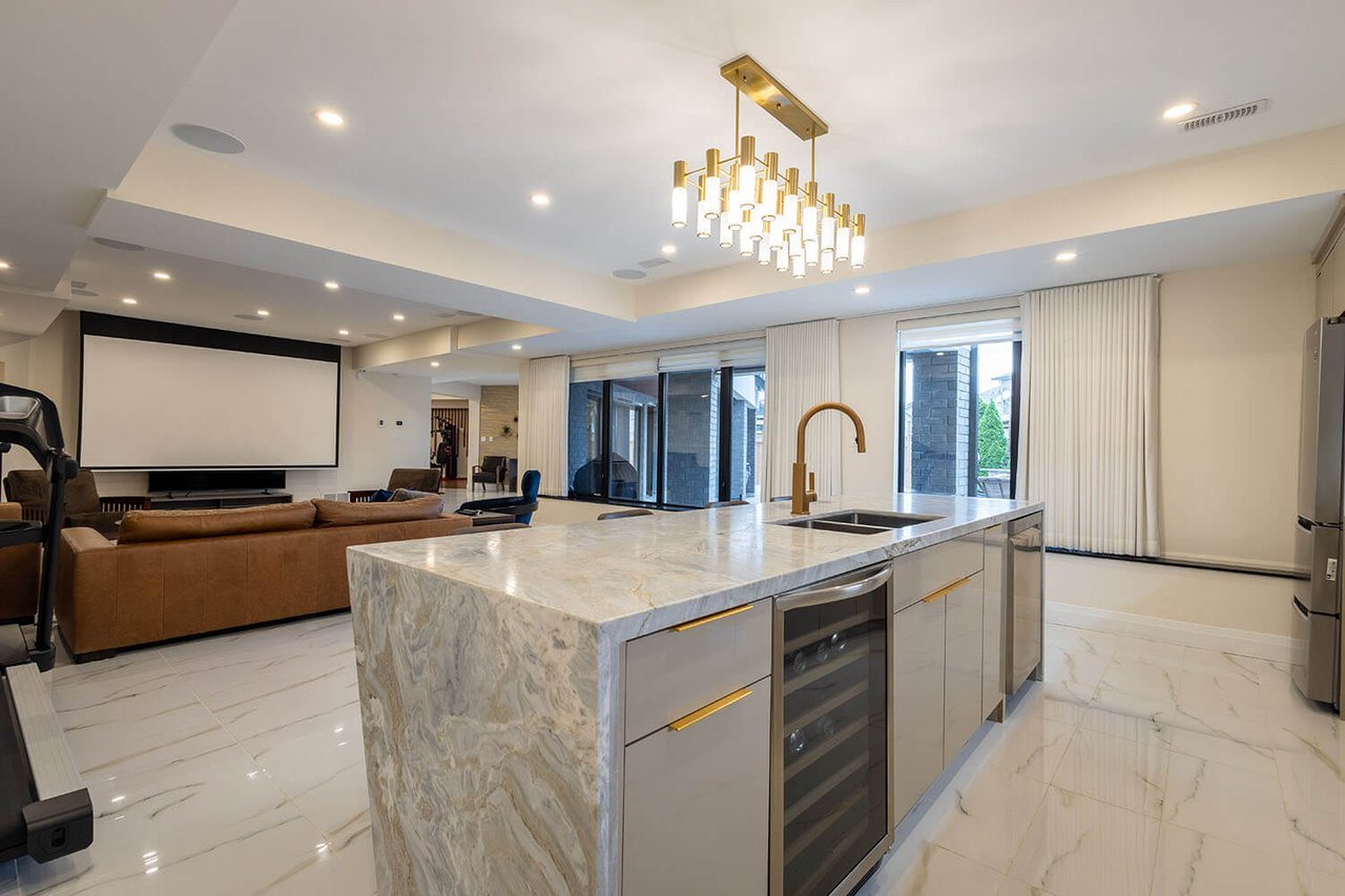 92 Eringate Ct