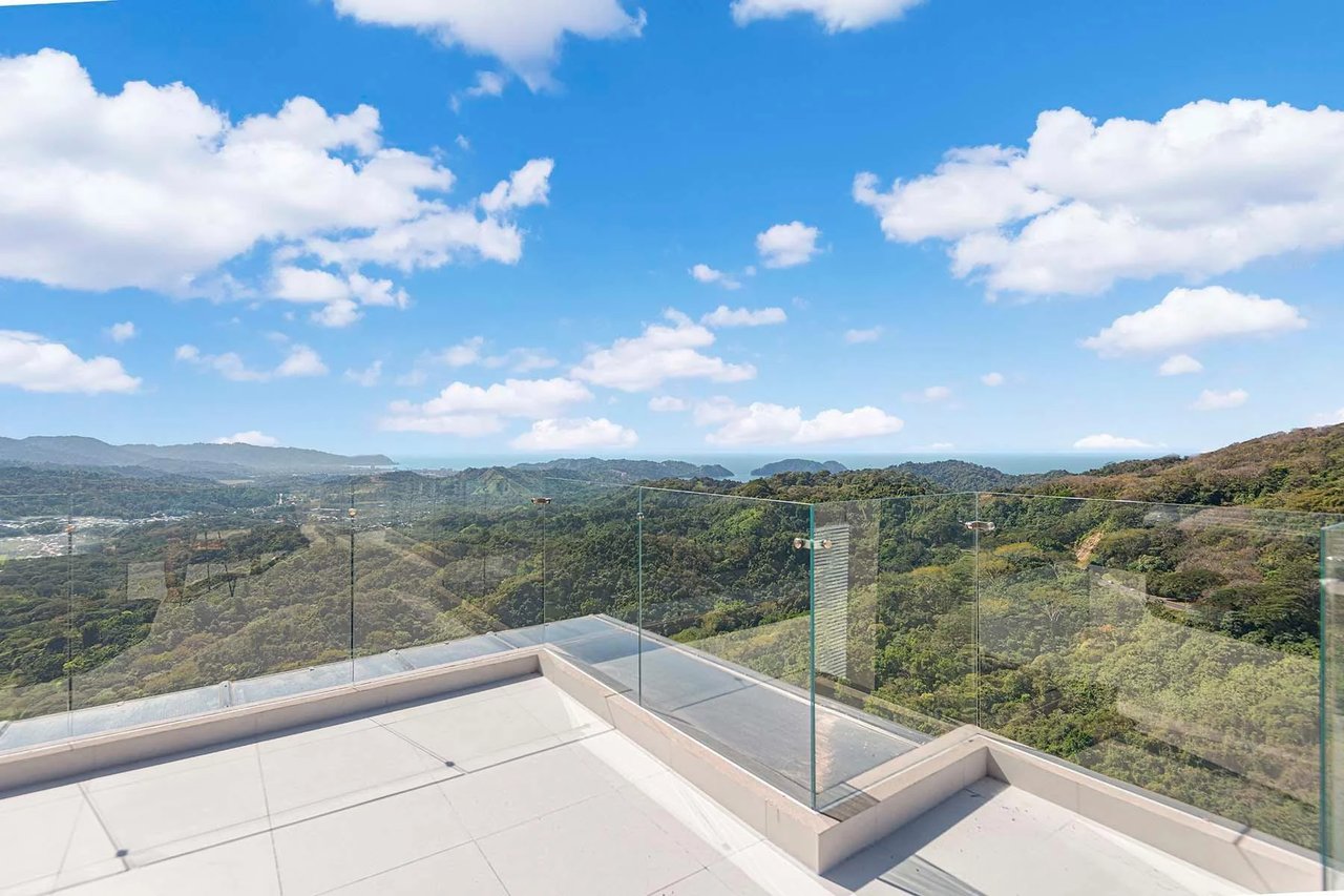 Luxury Oceanview Corner Penthouse, Jaco, Puntarenas