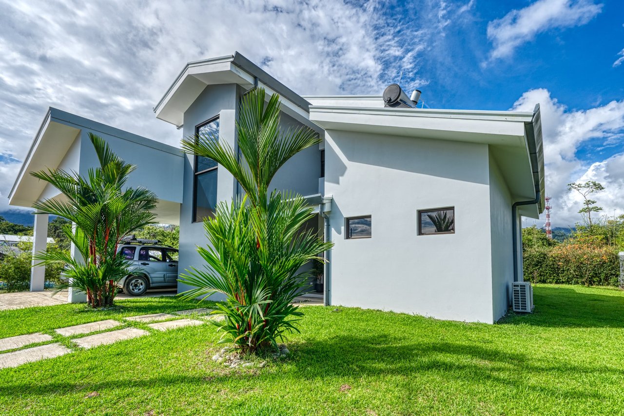 3 BEDROOM MODERN HOME WITH POOL WALKING DISTANCE TO EVERYTHING IN UVITA