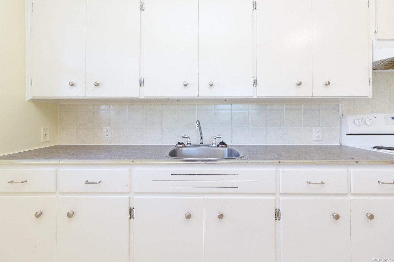 872 Old Esquimalt Rd