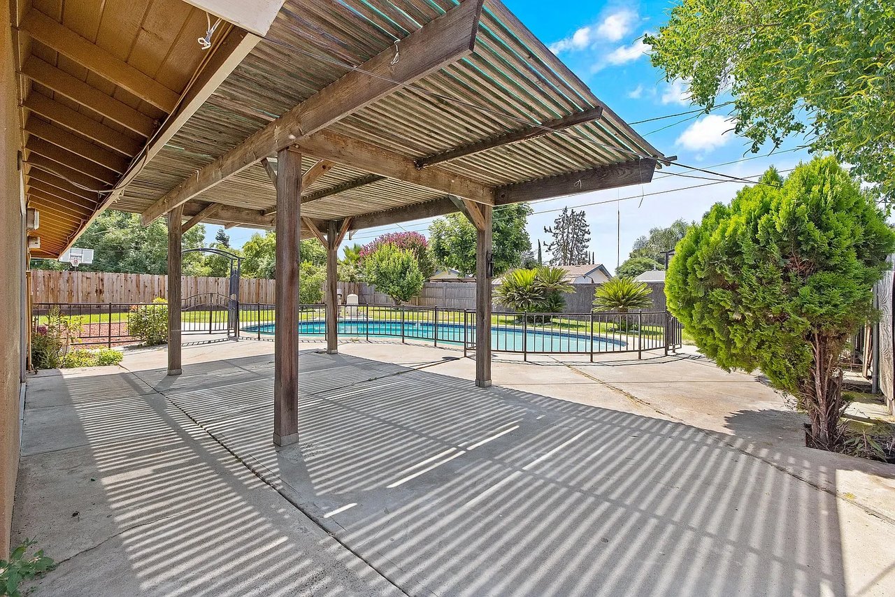 1207 W Cambridge Dr
