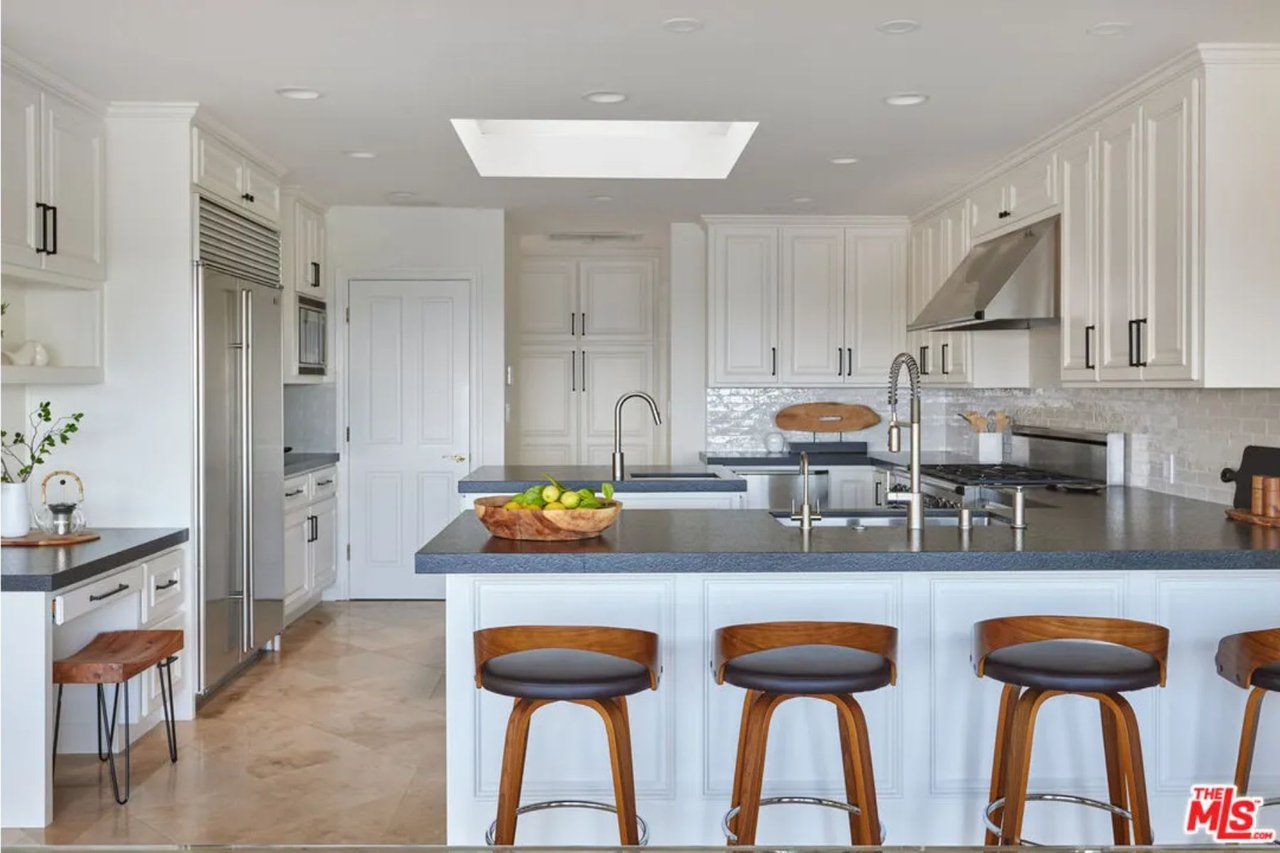 1115 Palos Verdes Dr