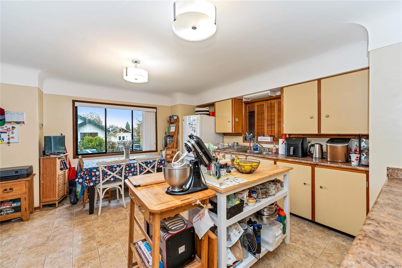 2884 Inez Dr