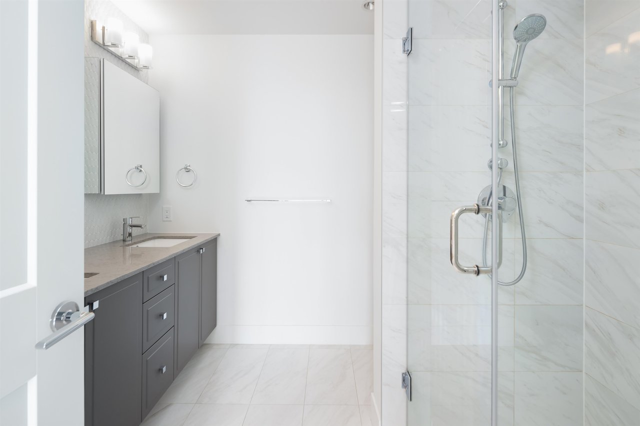 402-4477 Hastings St