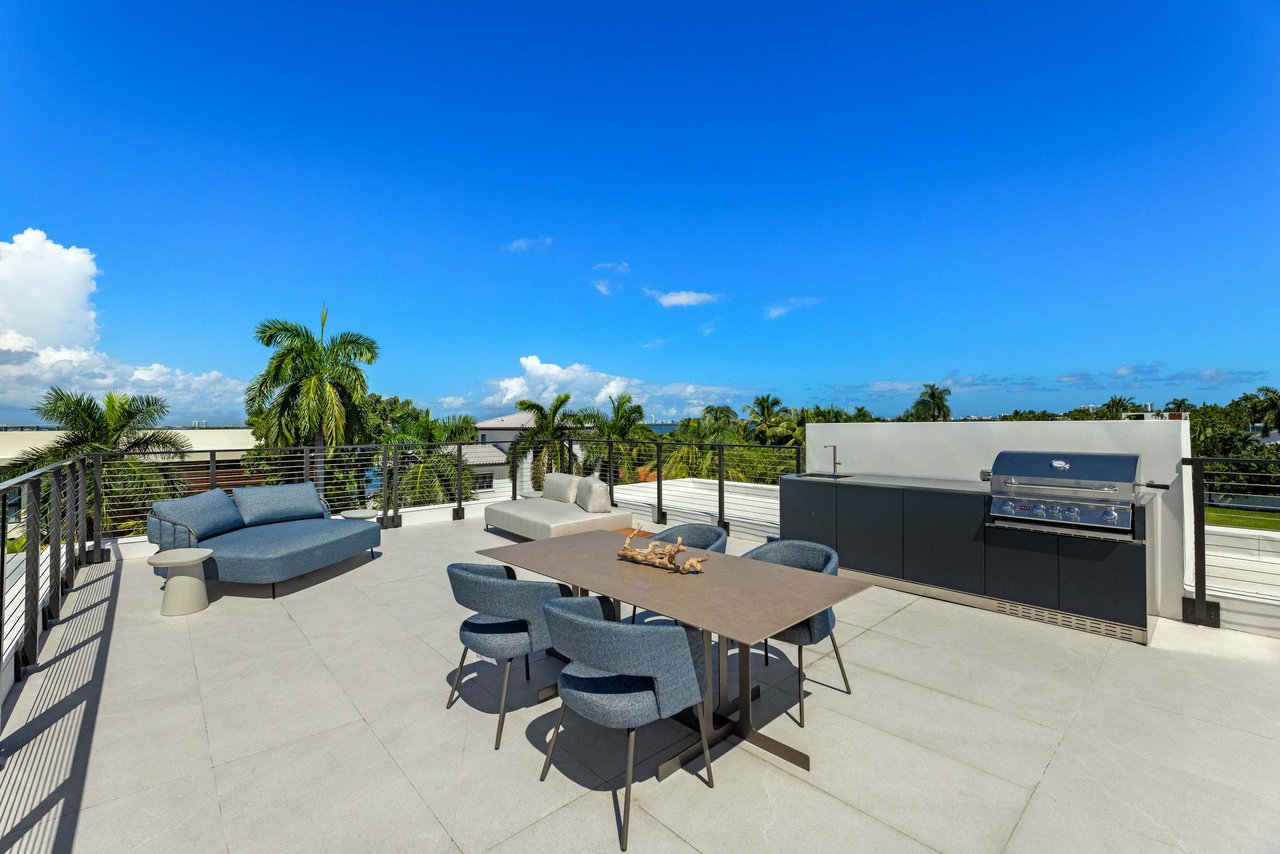 1098 N Venetian Dr