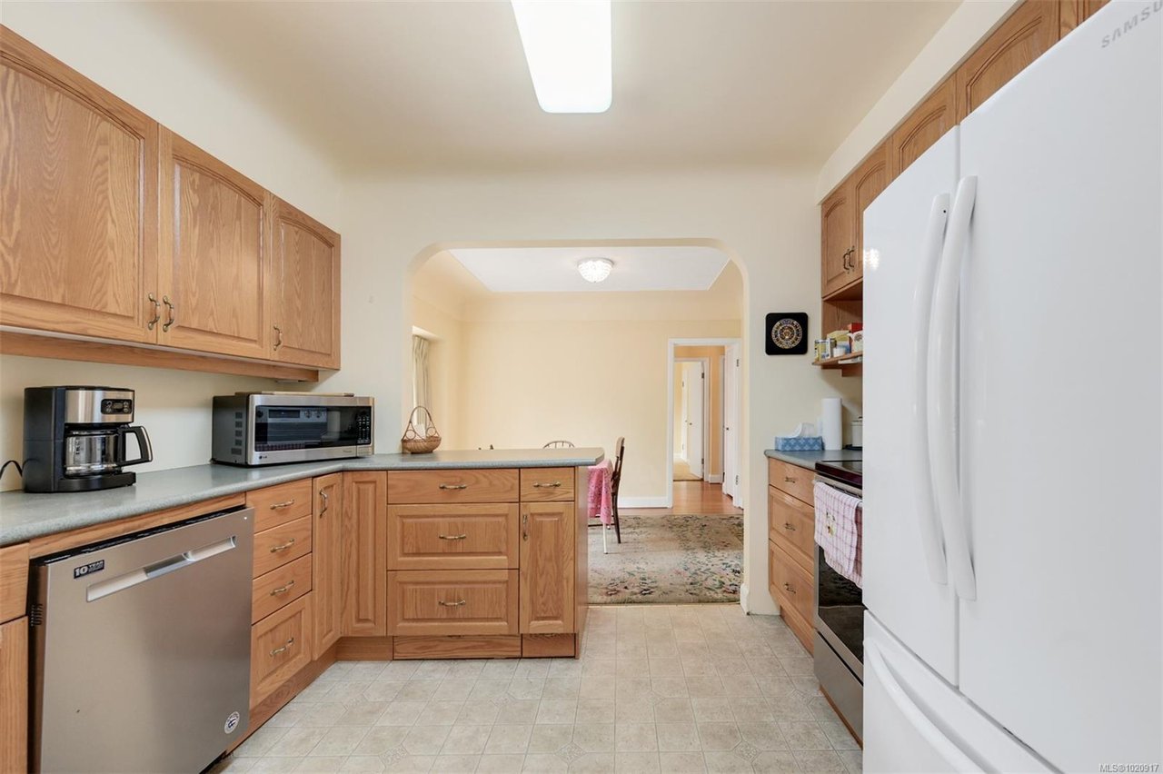 2587 MacDonald Dr