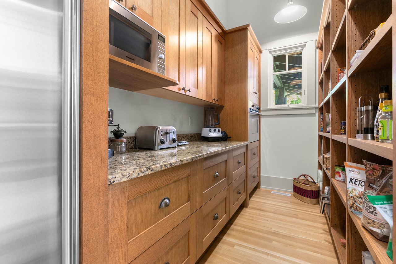 4528 Caulfeild Lane
