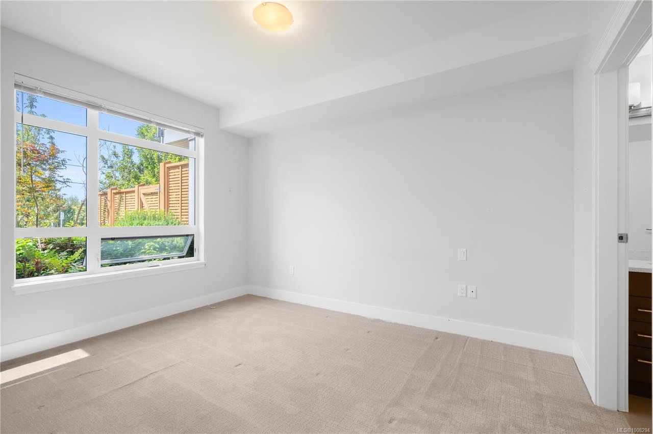 106-935 Cloverdale Ave, Saanich