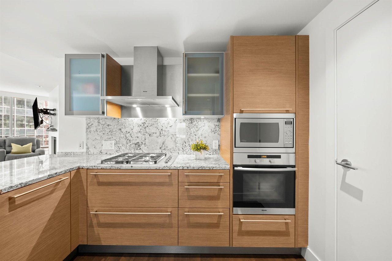 1608-1111 Alberni St