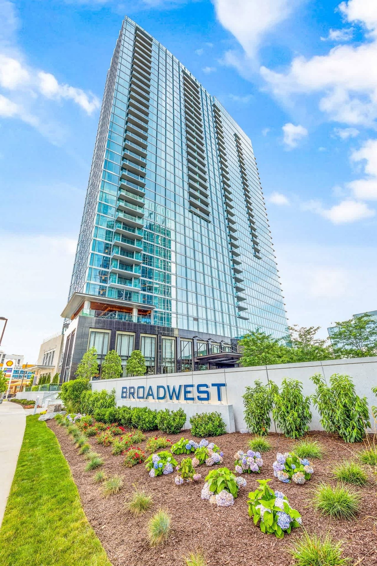 Broadwest Condo: luxury high-rise in Nashville's Midtown, offering spacious floor plans, modern amenities, and skyline views.