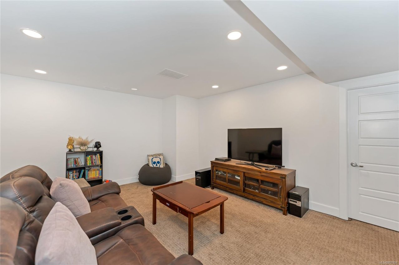 3359 Curlew St