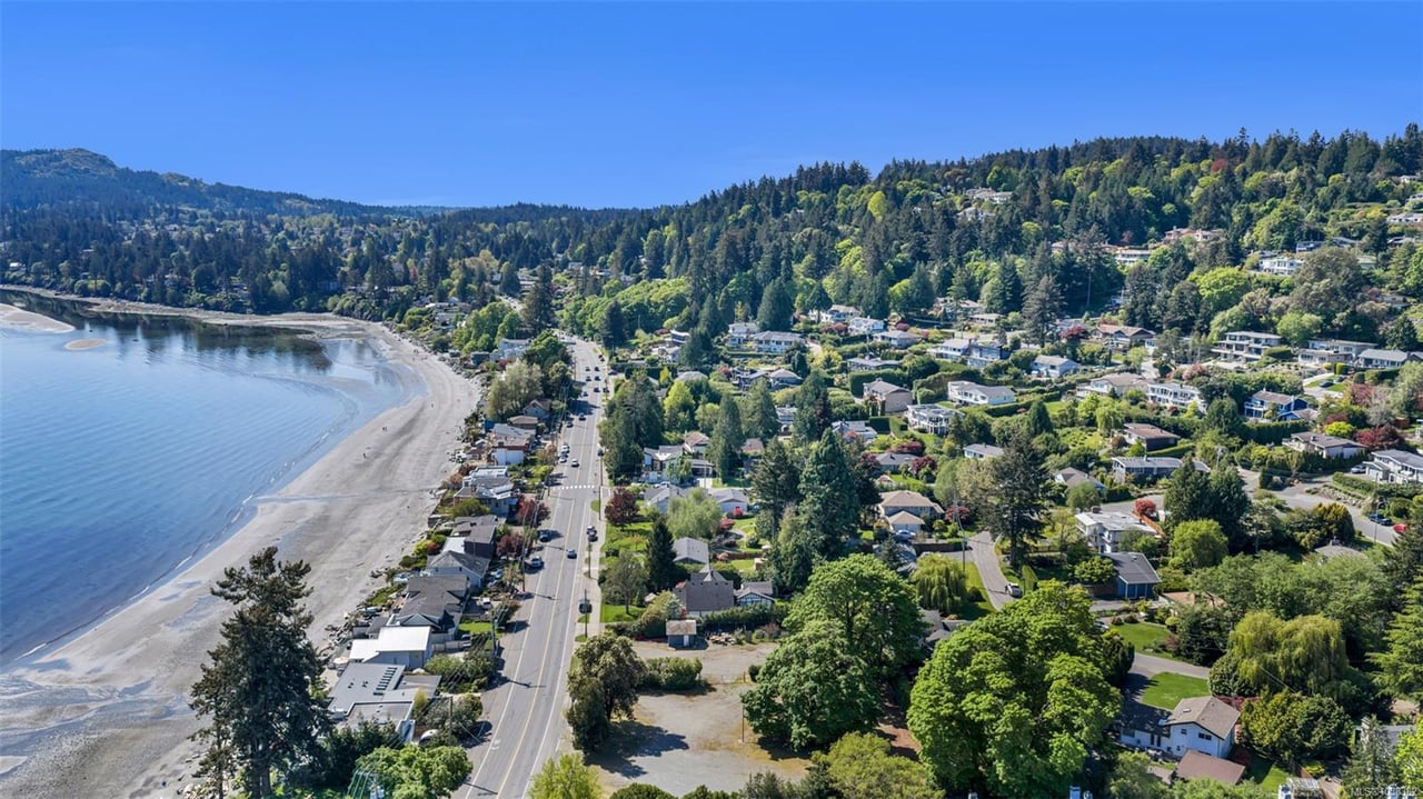 989 Abbey Rd, Saanich