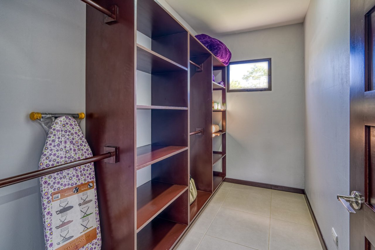 3 BEDROOM MODERN HOME WITH POOL WALKING DISTANCE TO EVERYTHING IN UVITA