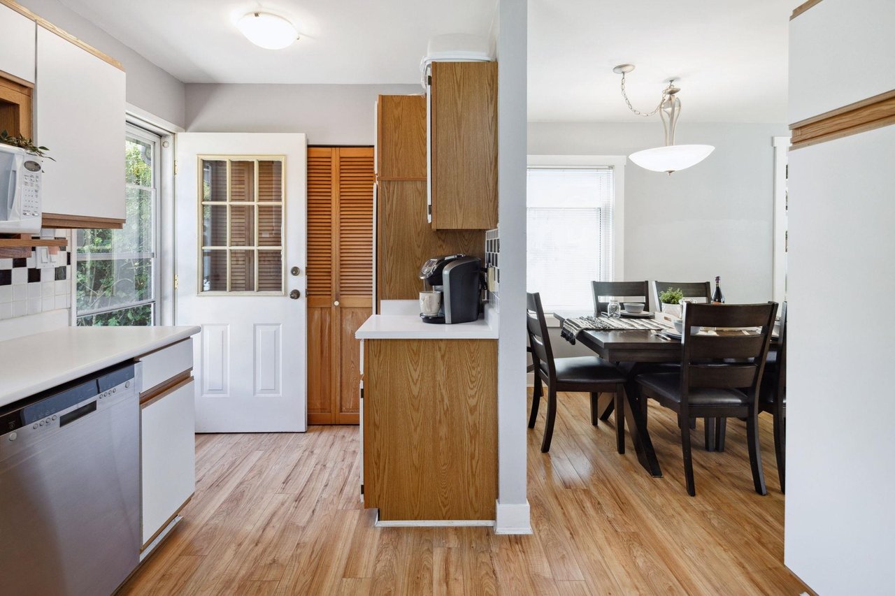 1384 Fernwood Cres