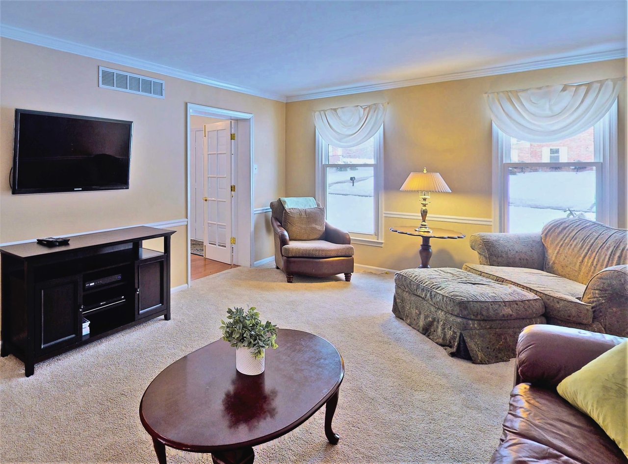 32 LAWRENCIA DR
