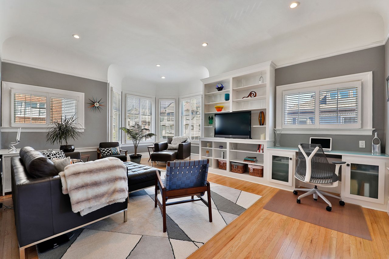 Stunning Top Floor Edwardian Style Condo