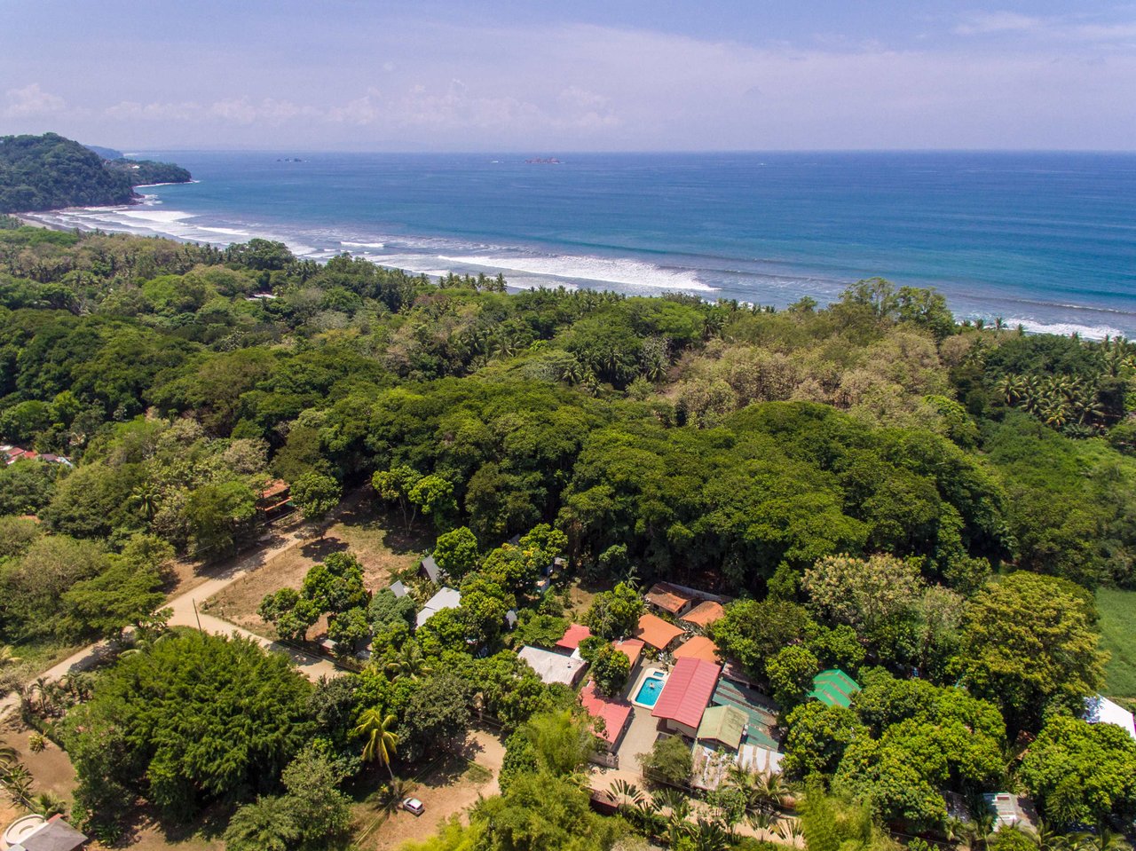 A highly-rated and high-occupancy resort with a hotel, cabins, on-site restaurant and a pool an easy 5-minute walk from PLAYA UVITA and Marino Ballena National Park!