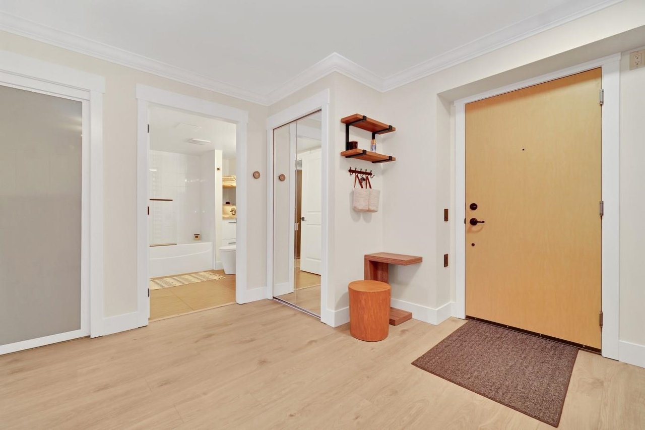 303-857 W 15th St