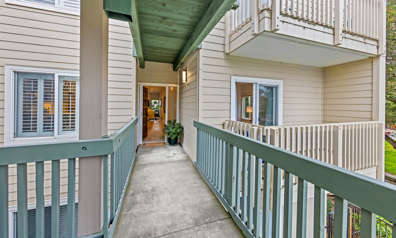 Stylish & Remodeled View Condo in Greenbrae