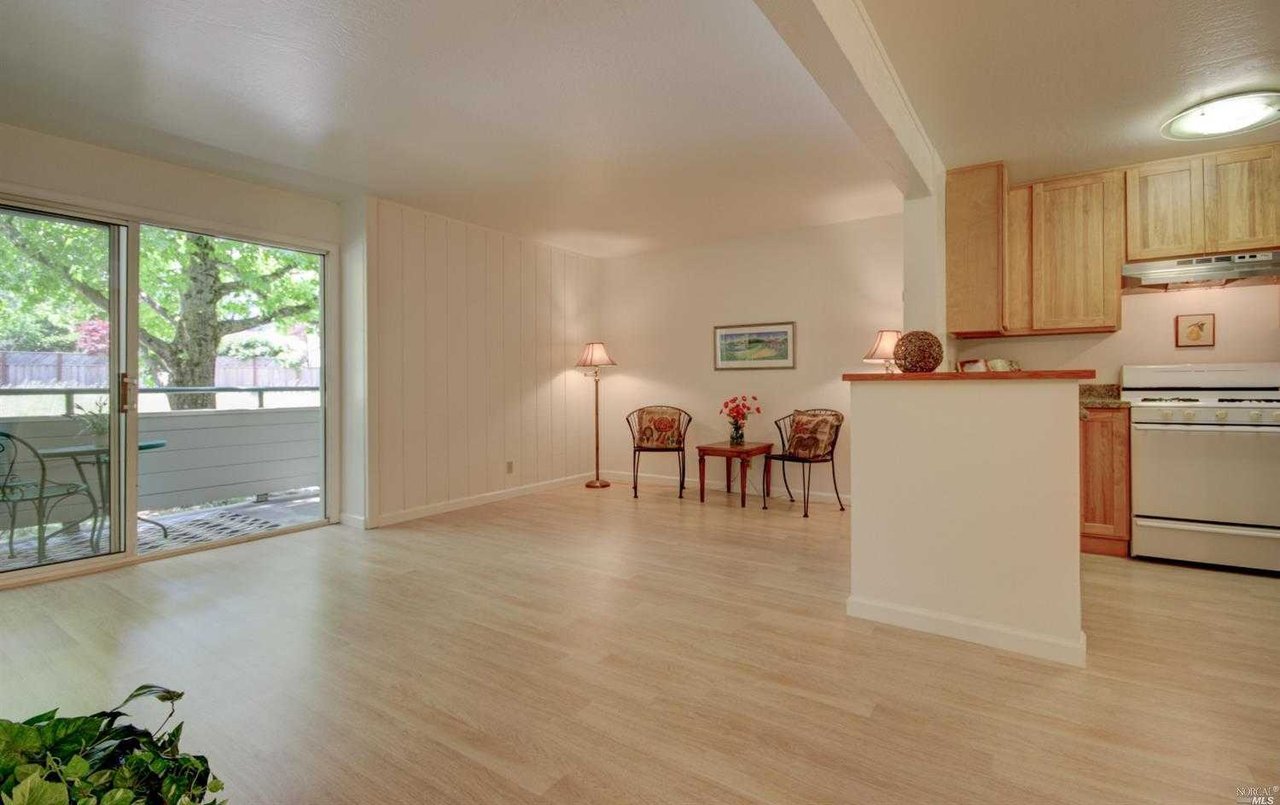 372 Larkspur Plaza Dr