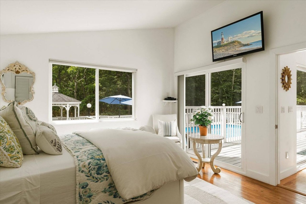 LIGHT AND BRIGHT, COMFY AND CLEAN. EAST HAMPTON SUMMER RENTAL