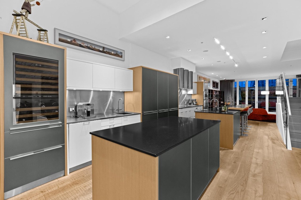 50-133 Keefer St