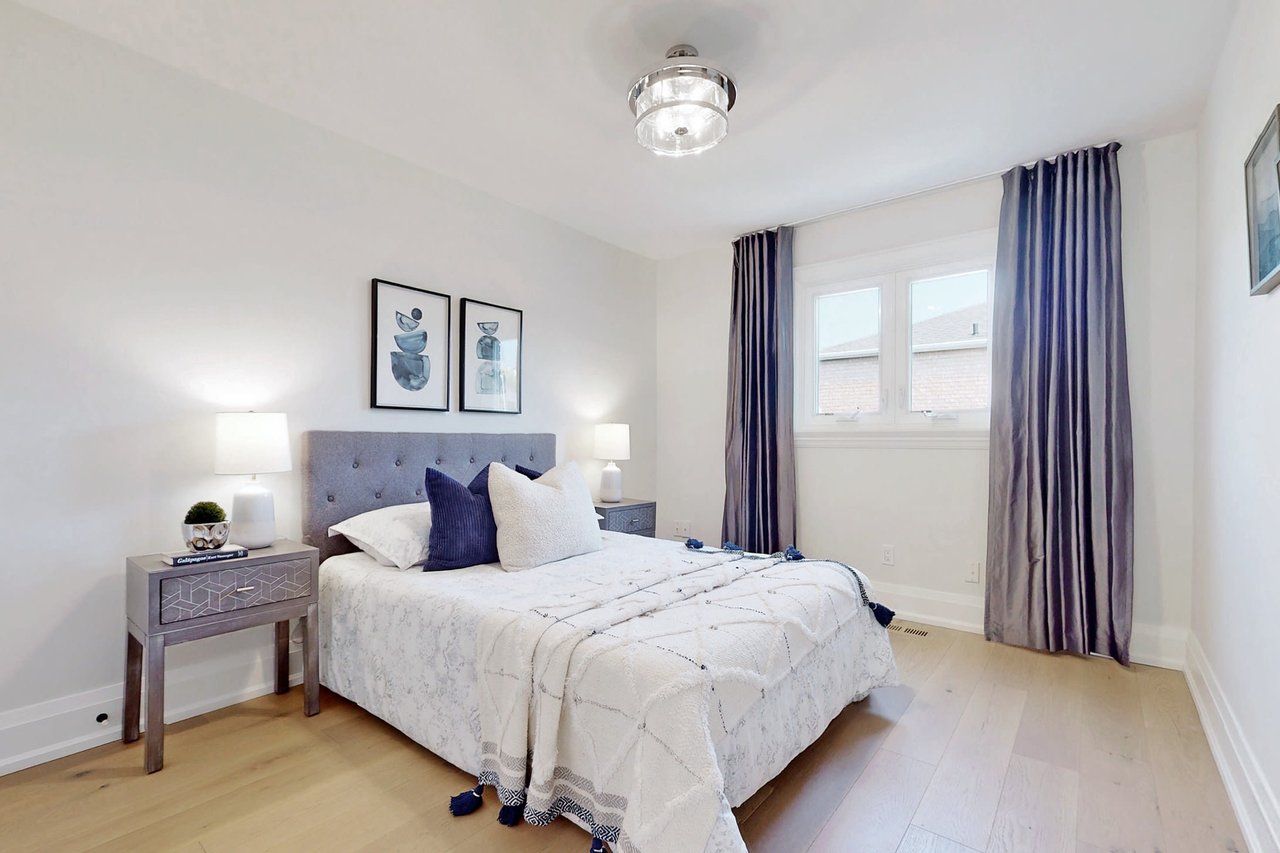 8 Trafalgar Square