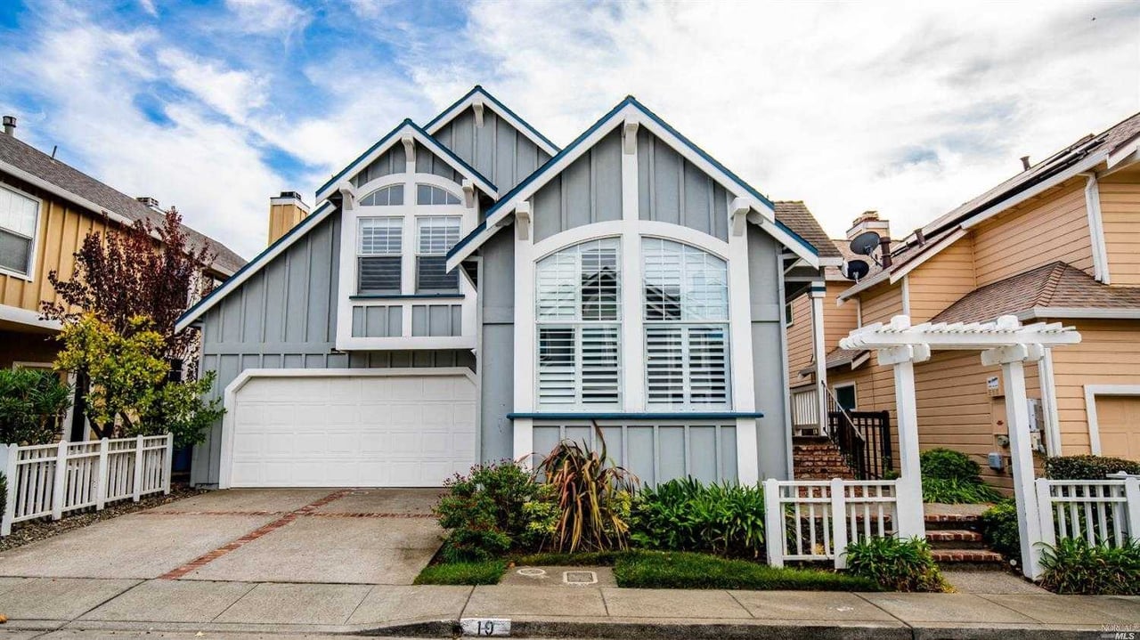 19 Cliff Walk Dr