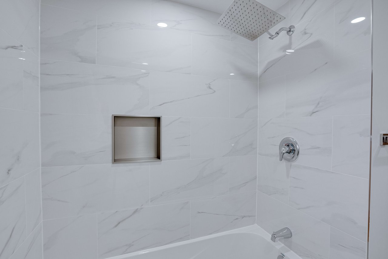 25 Karen Rd Unit: Upper
