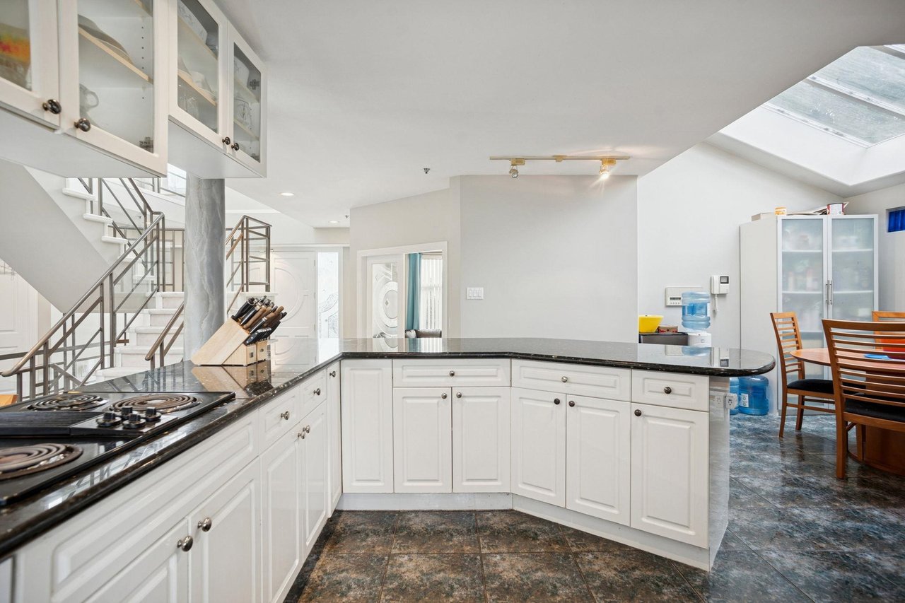 2085 Qualicum Dr
