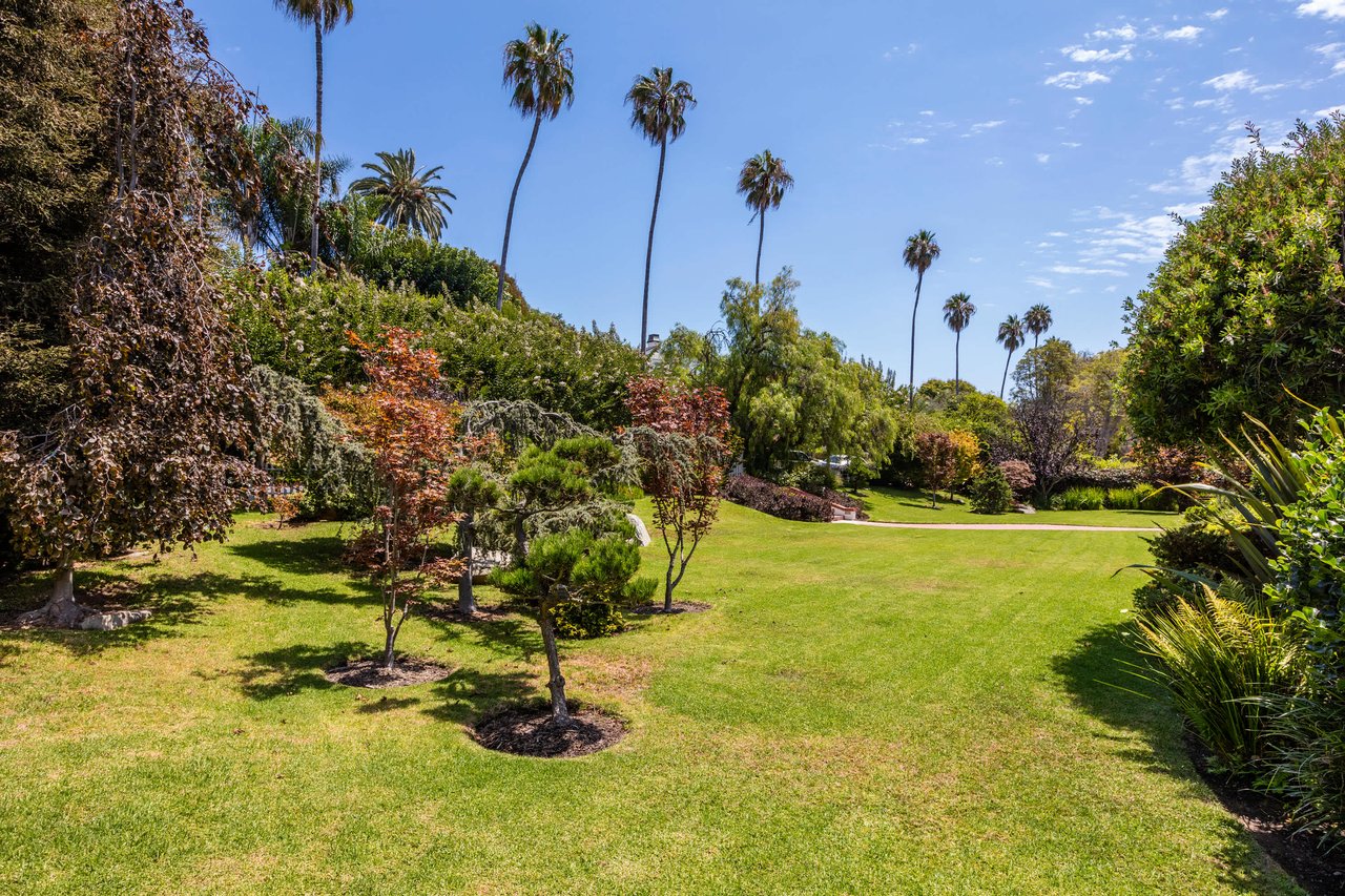 Beguiling Colonial In Brentwood Park